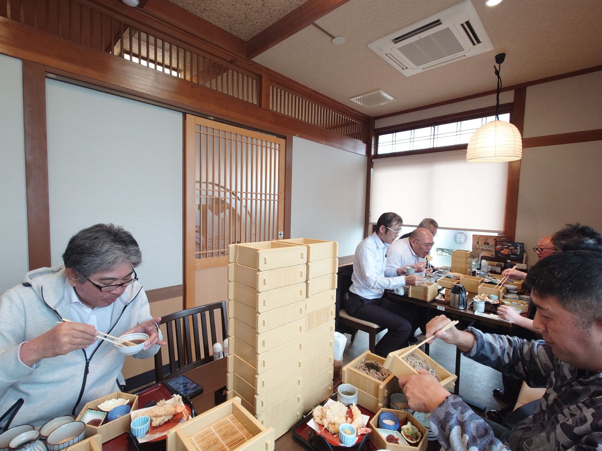 晦日そば大食いチャレンジ中の風景です